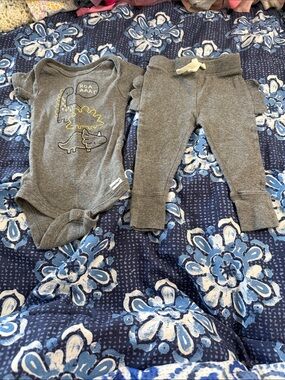Gerber Gray Dino Bodysuit & Jogger Set